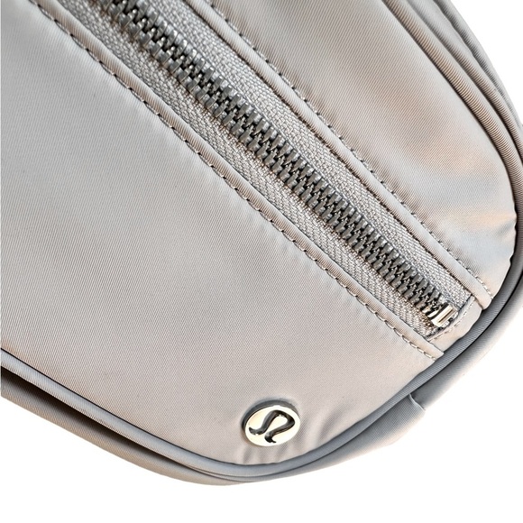 Lululemon Silver Wanderlust Belt Bag - NWOT - Picture 6 of 15
